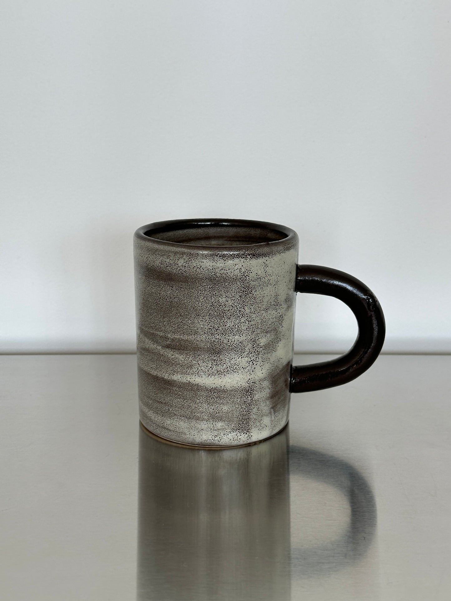 tasse en grès zébré marron