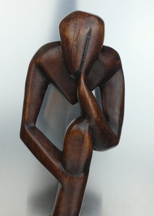 sculpture en bois penseur