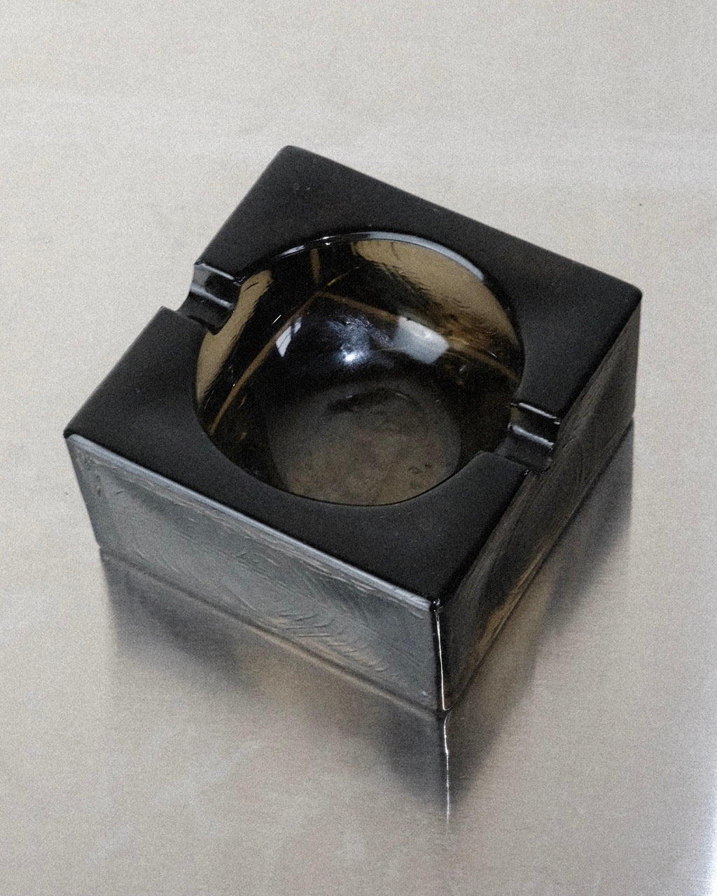 cendrier carré en verre fumé