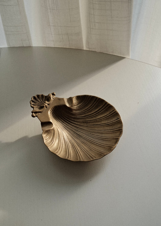 vide-poche coquille en étain doré