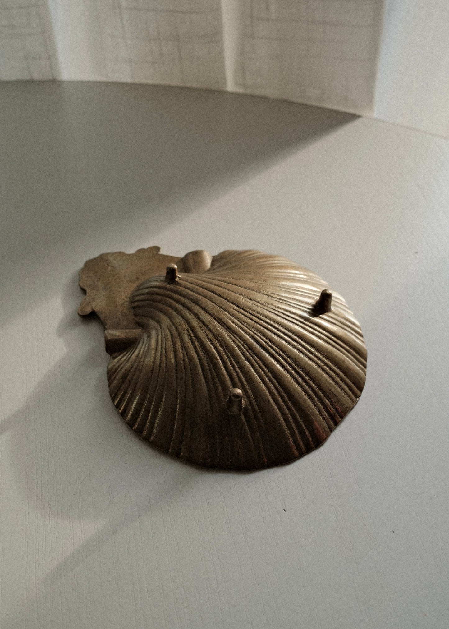 vide-poche coquille en étain doré