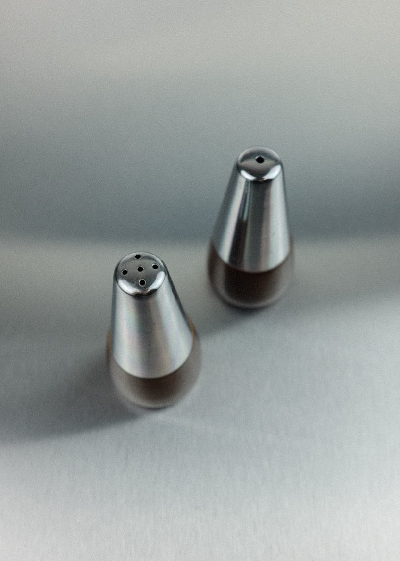 duo salière & poivrière en métal chromé & bois