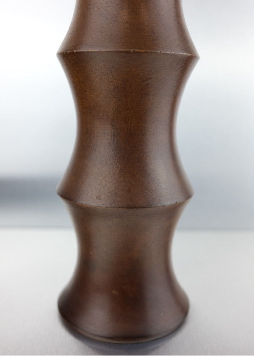 vase en bois massif foncé