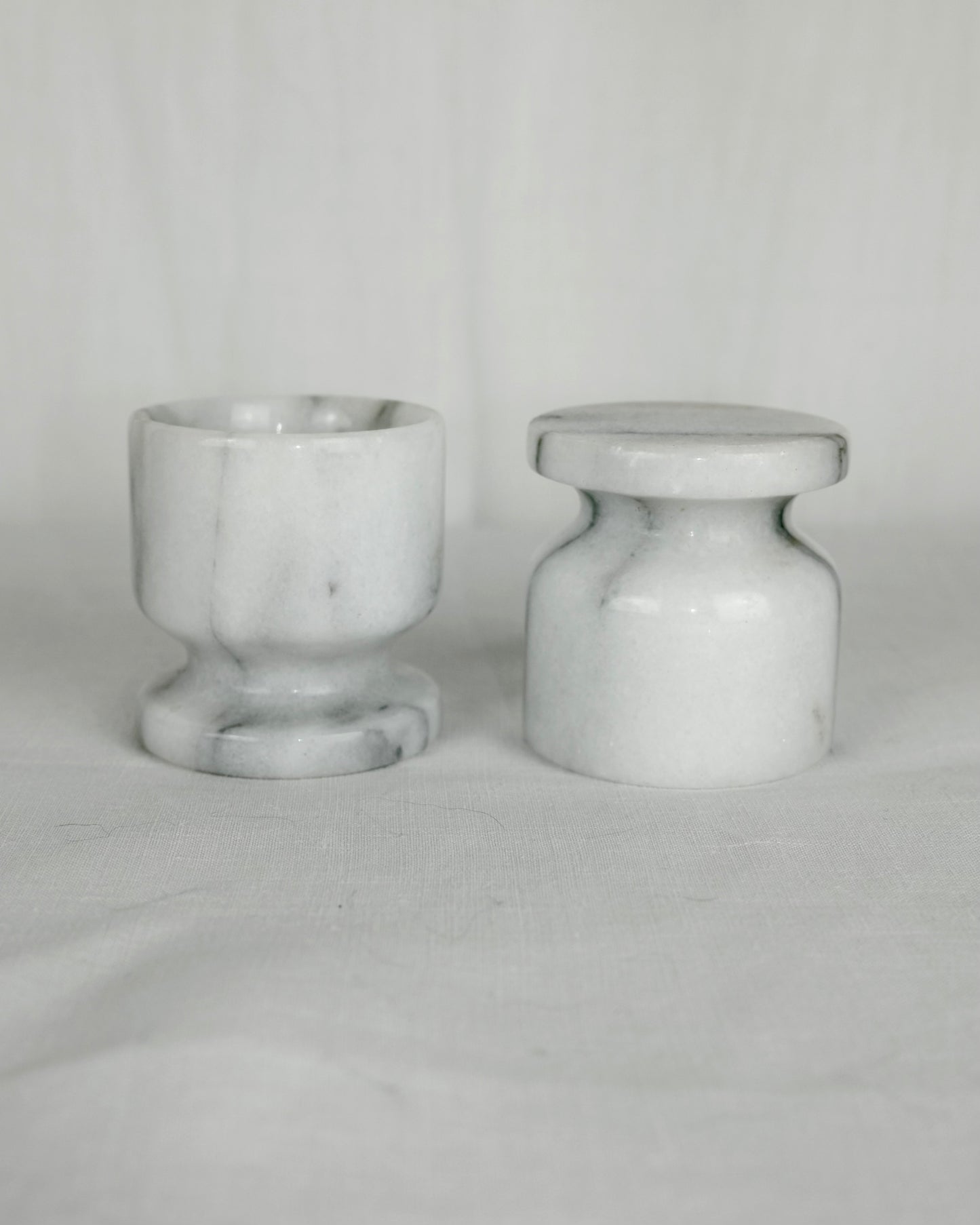 paire de coquetiers en marbre blanc & gris