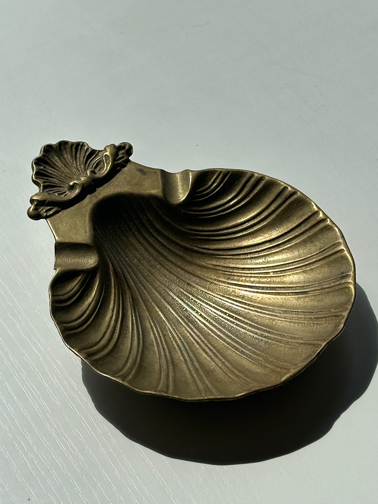 vide-poche coquille en étain doré