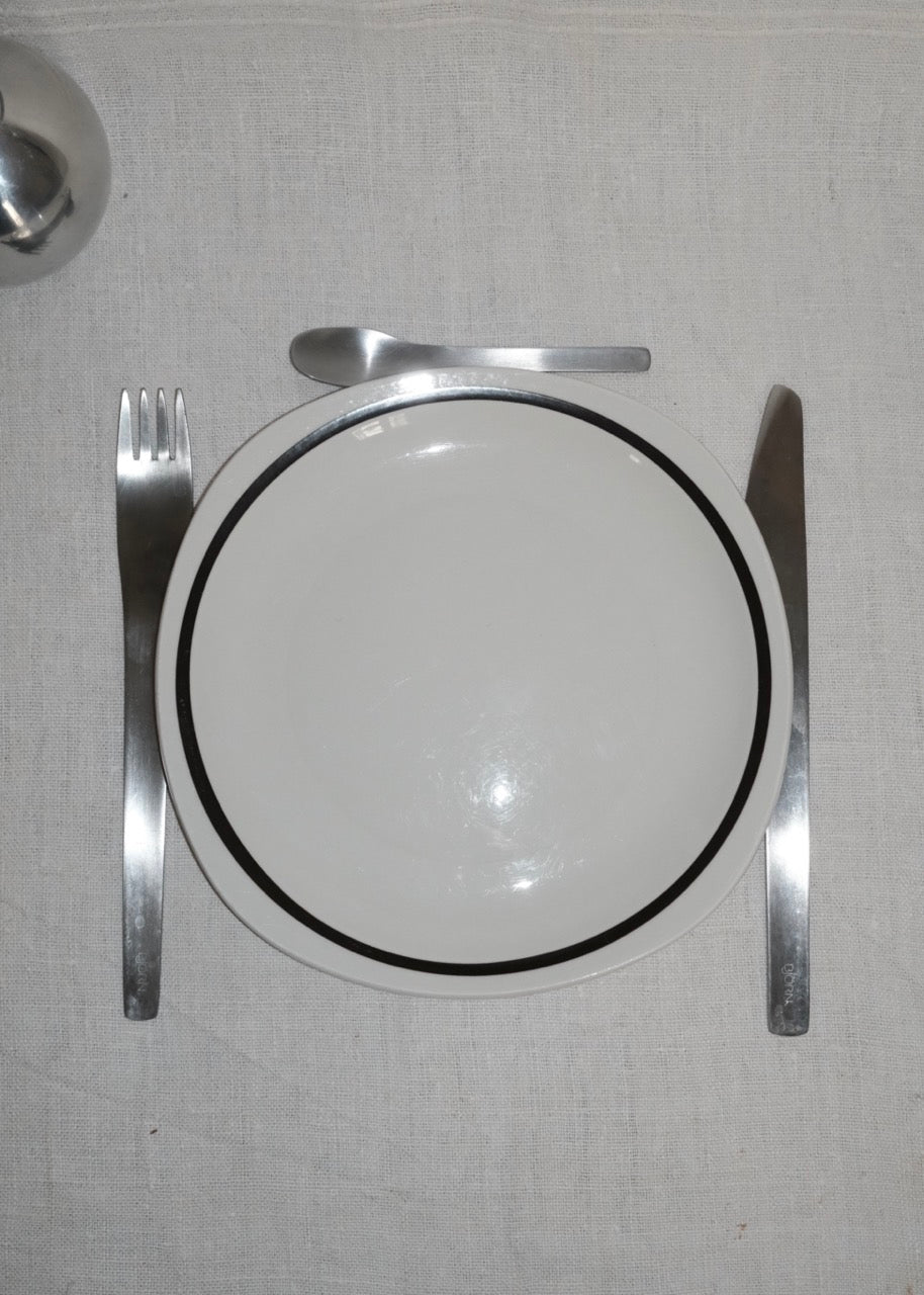 5 assiettes carrées noires et blanches