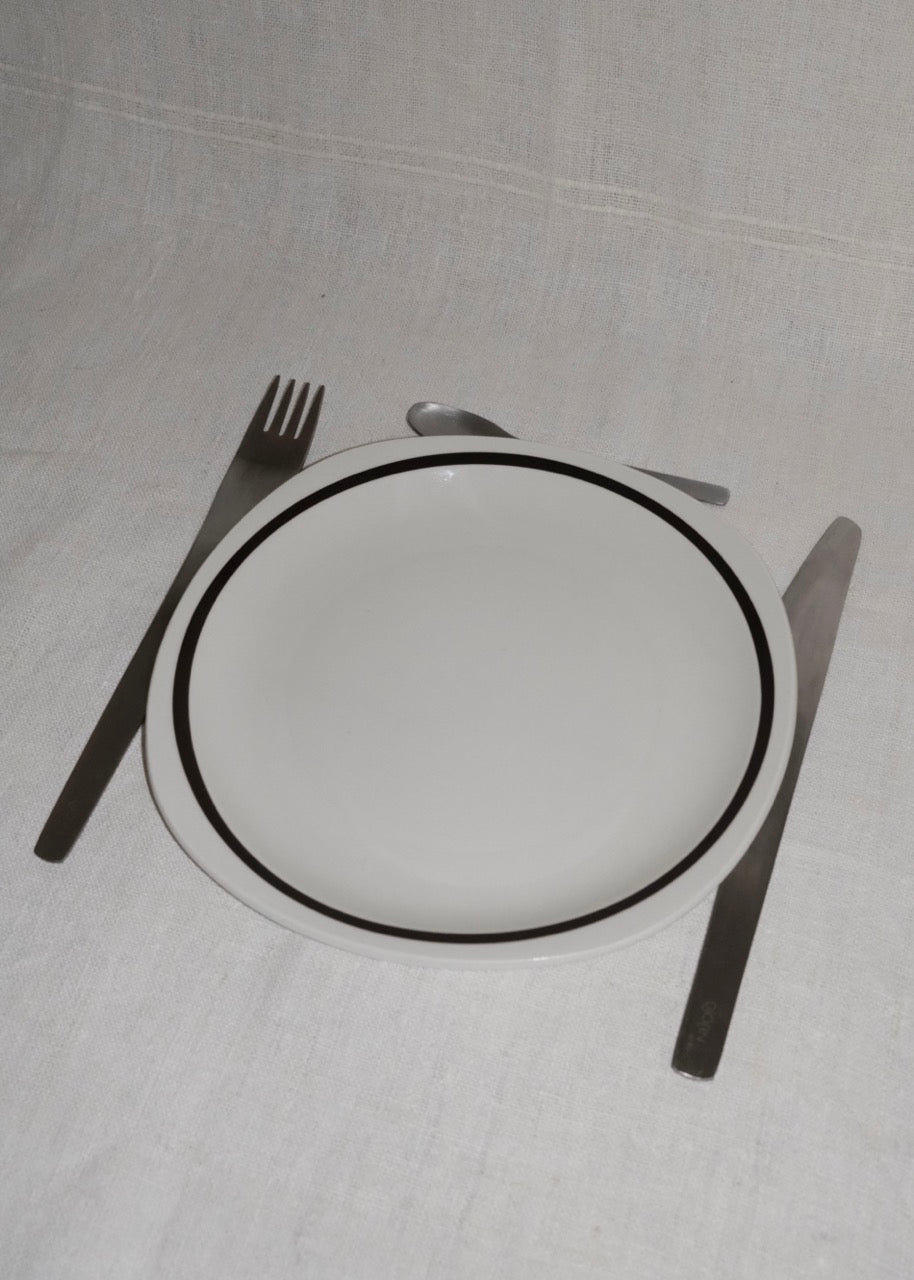 5 assiettes carrées noires et blanches