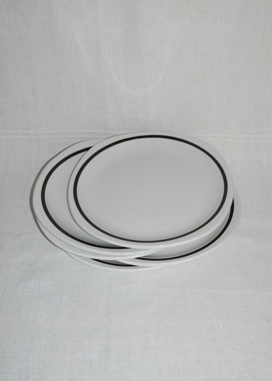 5 assiettes carrées noires et blanches