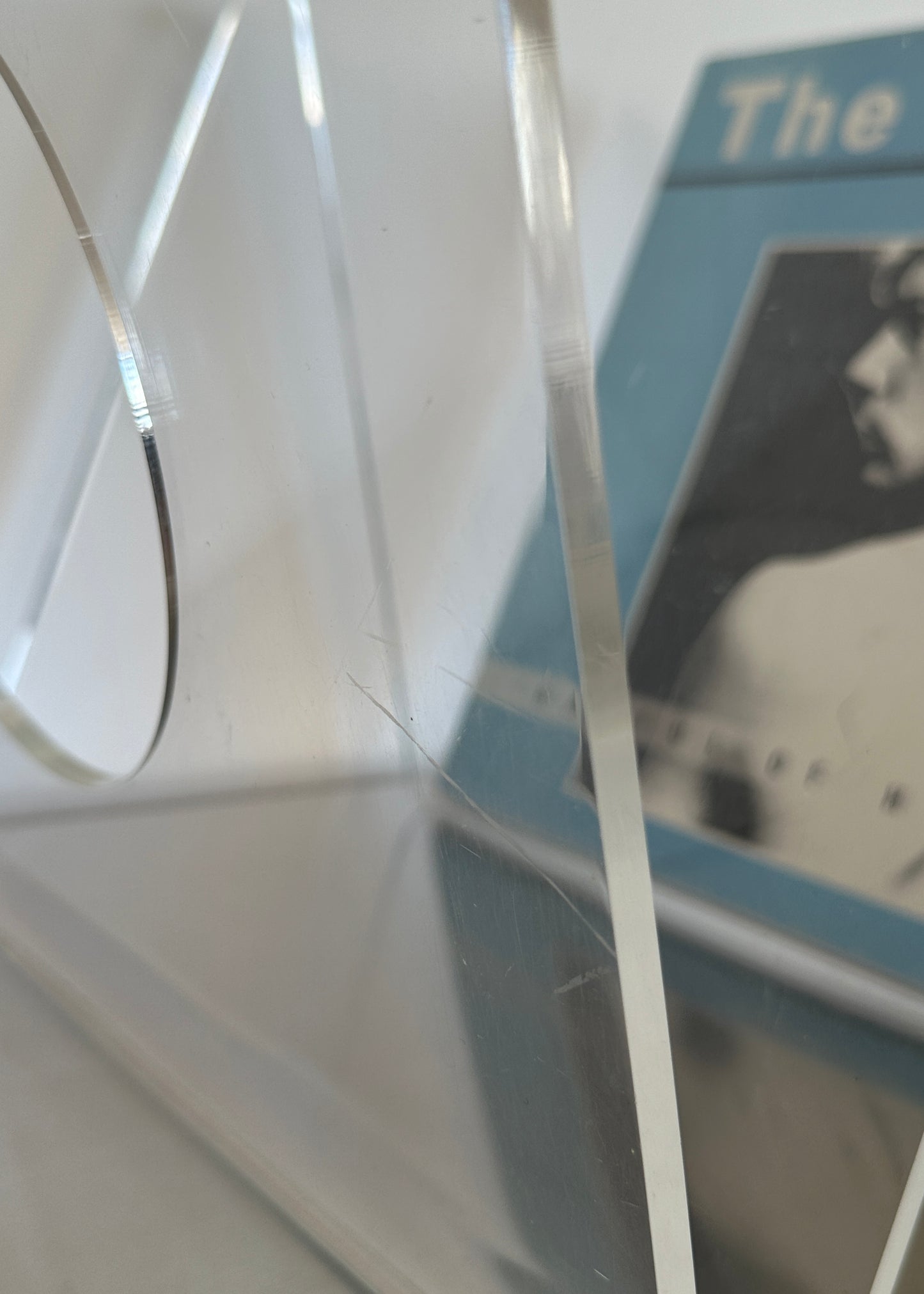 porte revues en plexiglas Roche Bobois