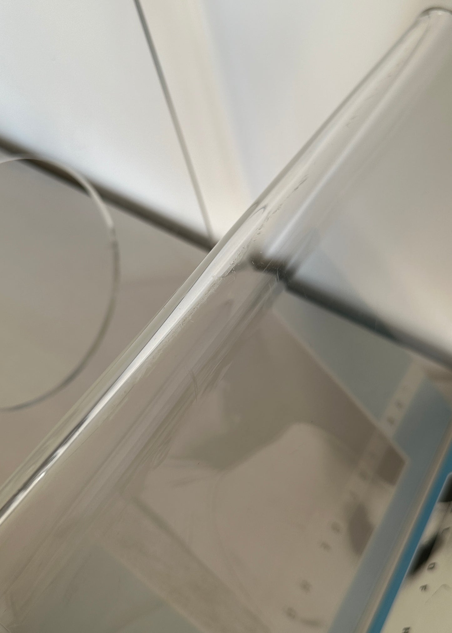 porte revues en plexiglas Roche Bobois