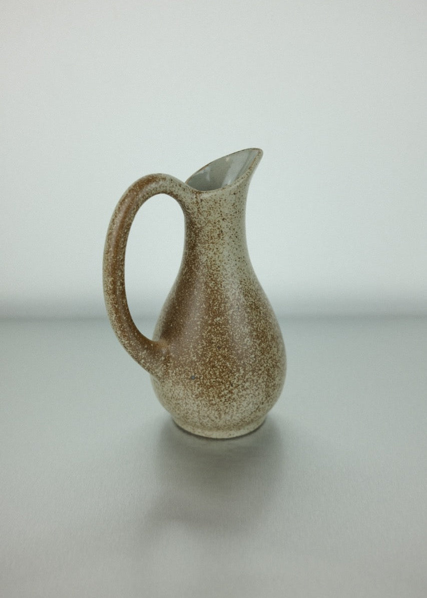pichet en grès moucheté années 70