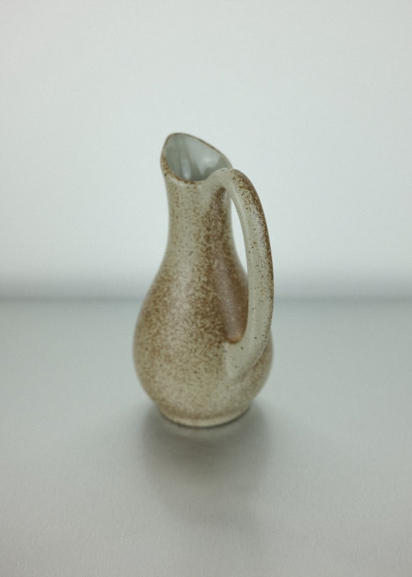 pichet en grès moucheté années 70