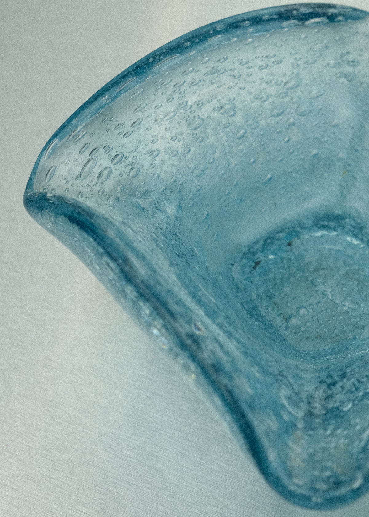 coupe en verre bullé bleu