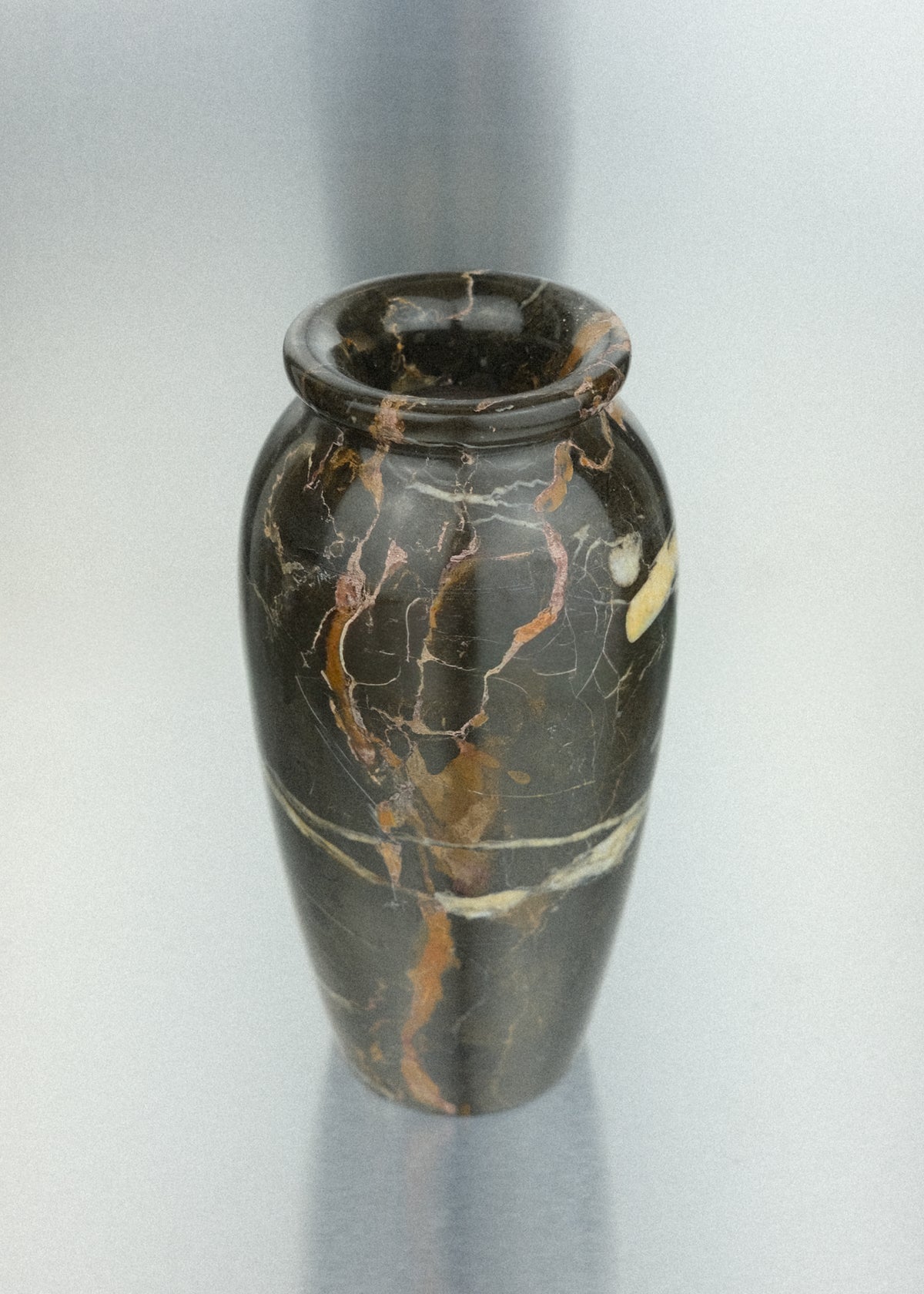 vase marbre noir veiné