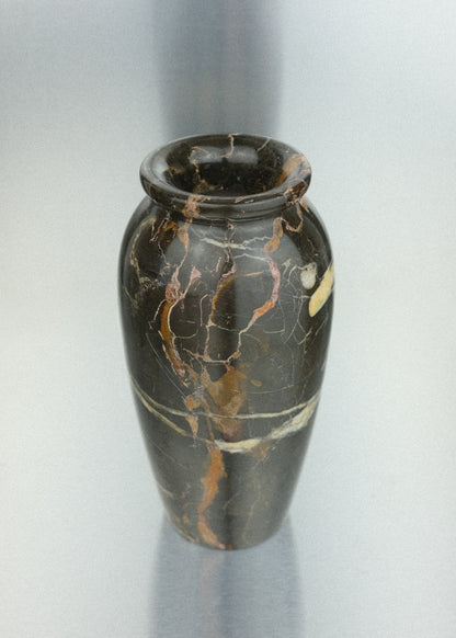 vase marbre noir veiné