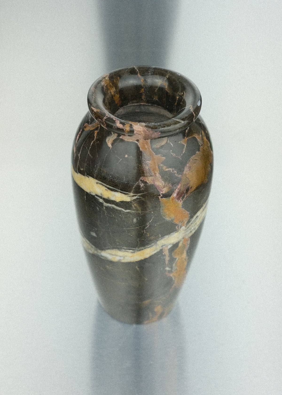 vase marbre noir veiné