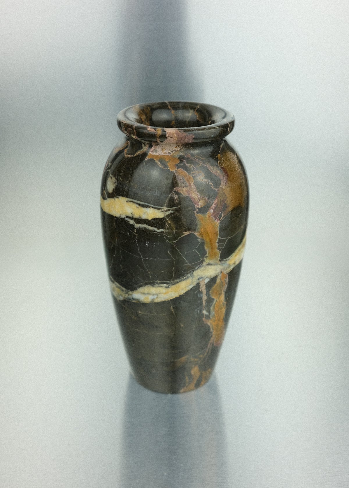 vase marbre noir veiné