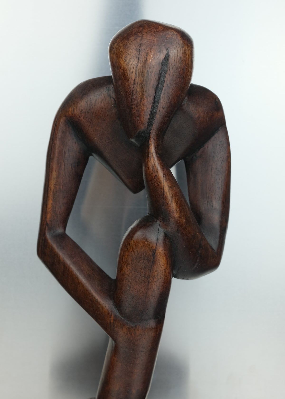 sculpture en bois penseur