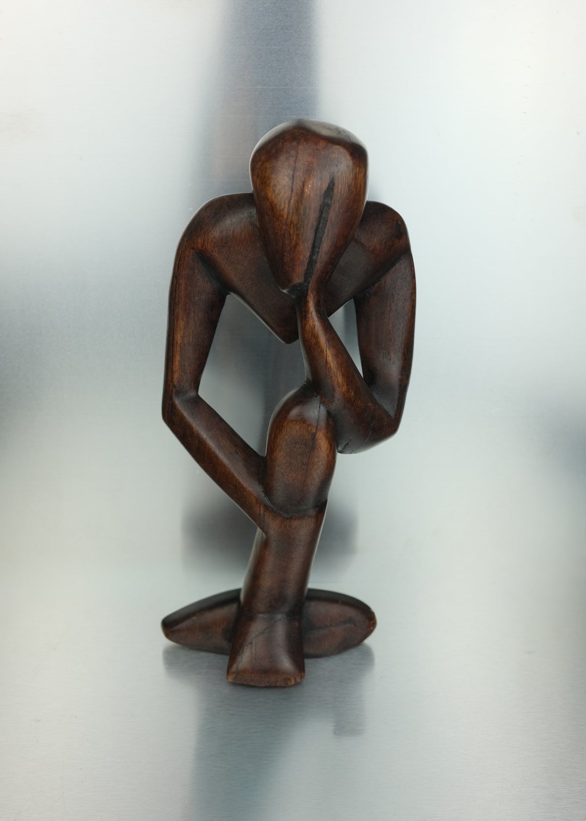 sculpture en bois penseur