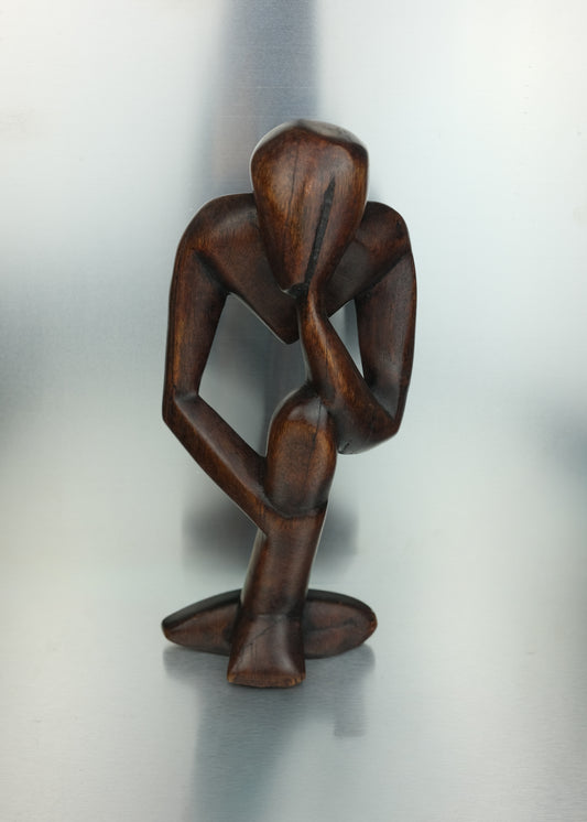 sculpture en bois penseur
