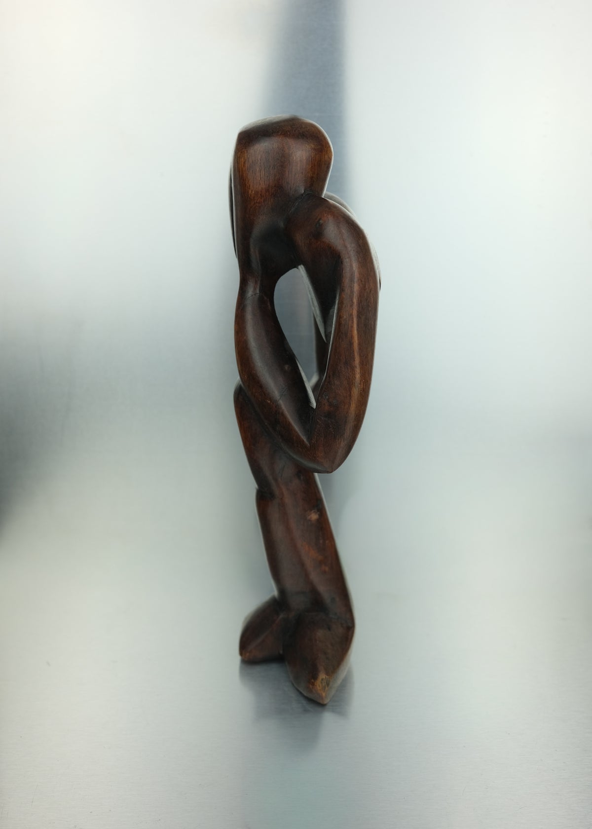 sculpture en bois penseur