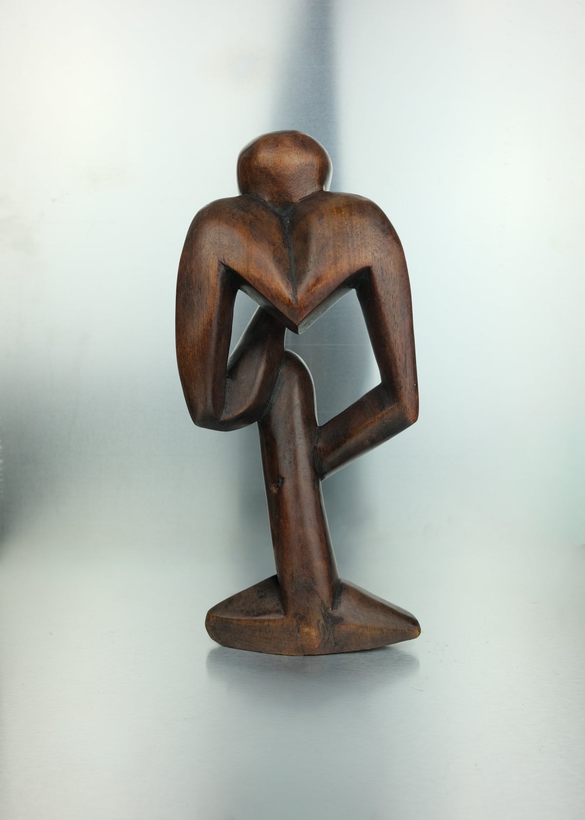 sculpture en bois penseur