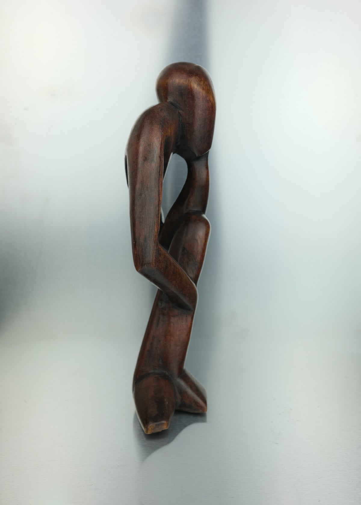 sculpture en bois penseur