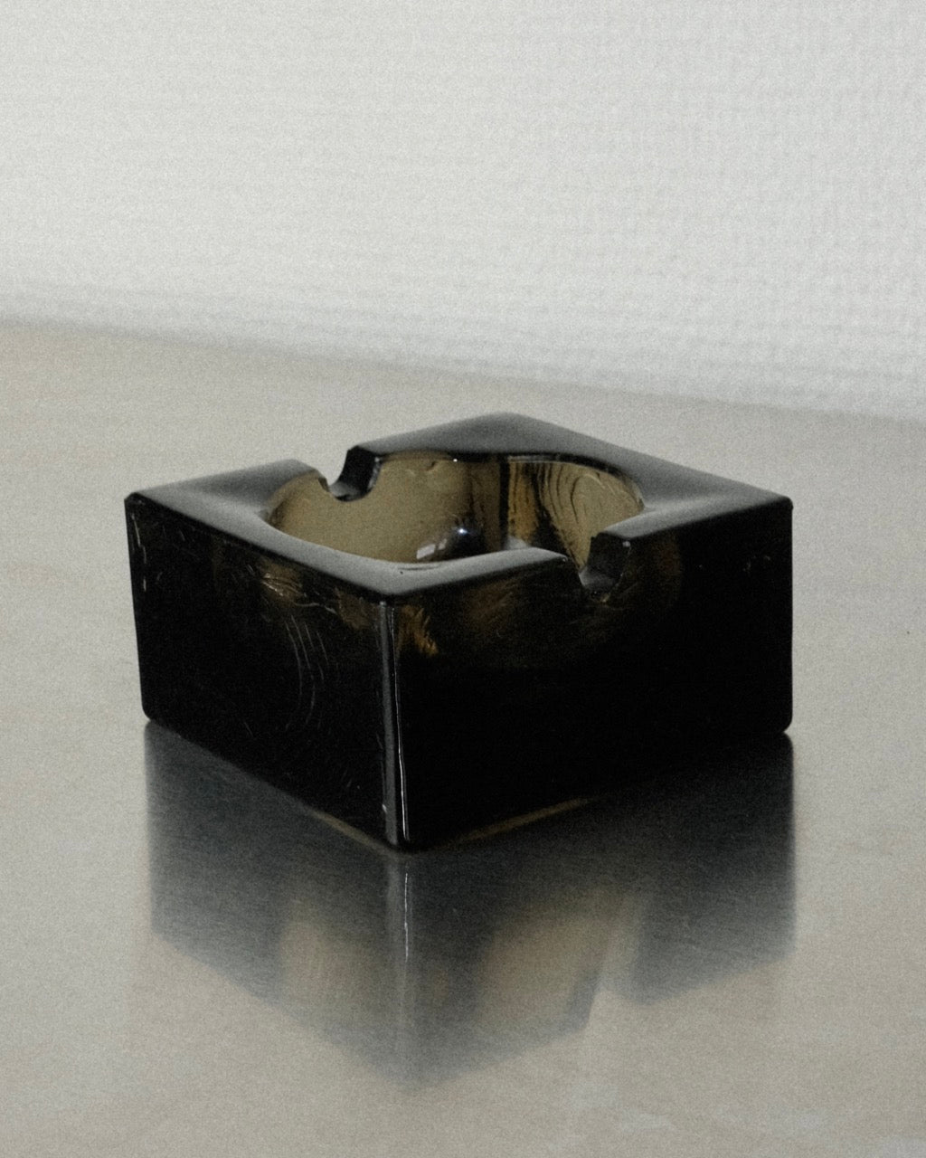 cendrier carré en verre fumé