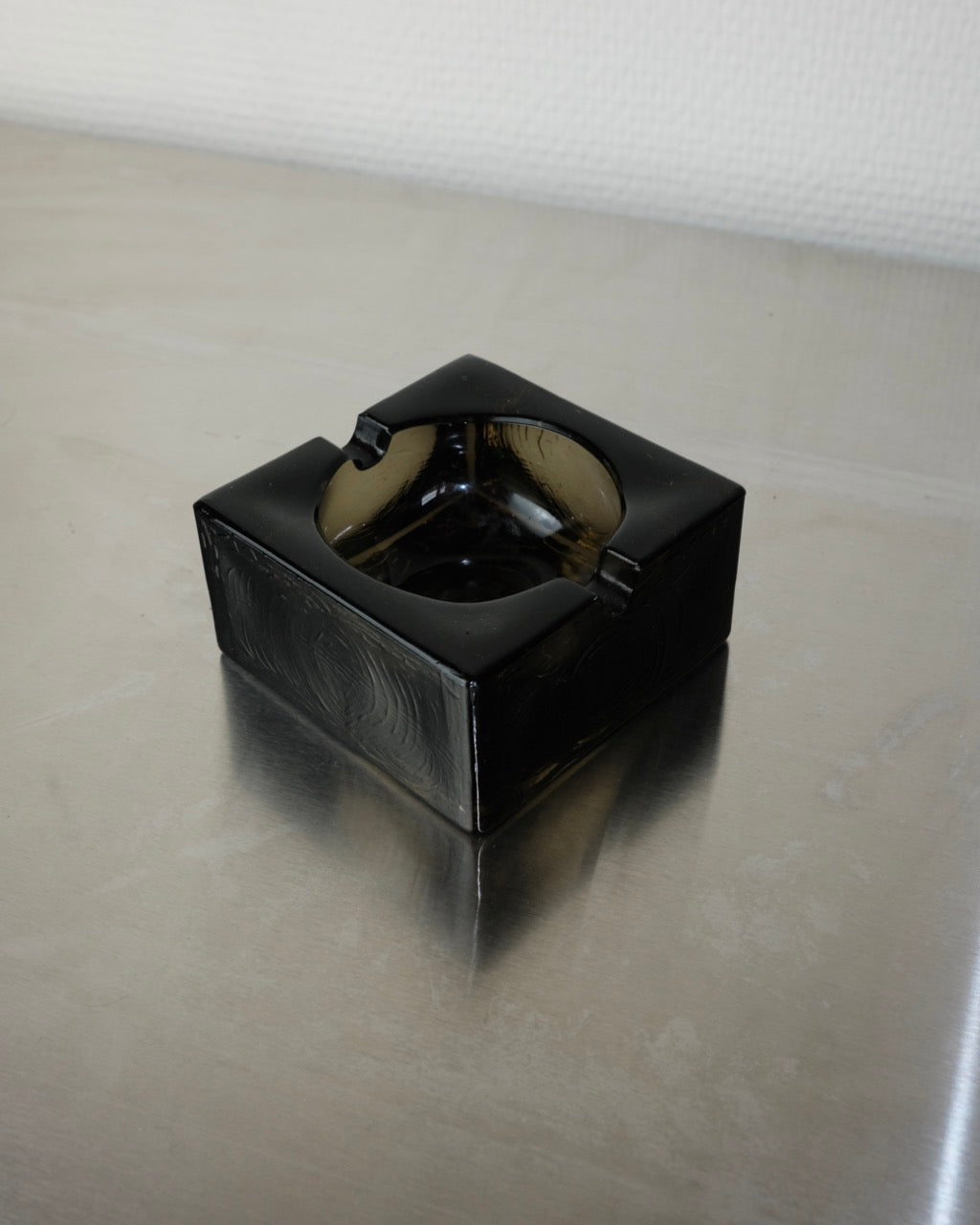 cendrier carré en verre fumé