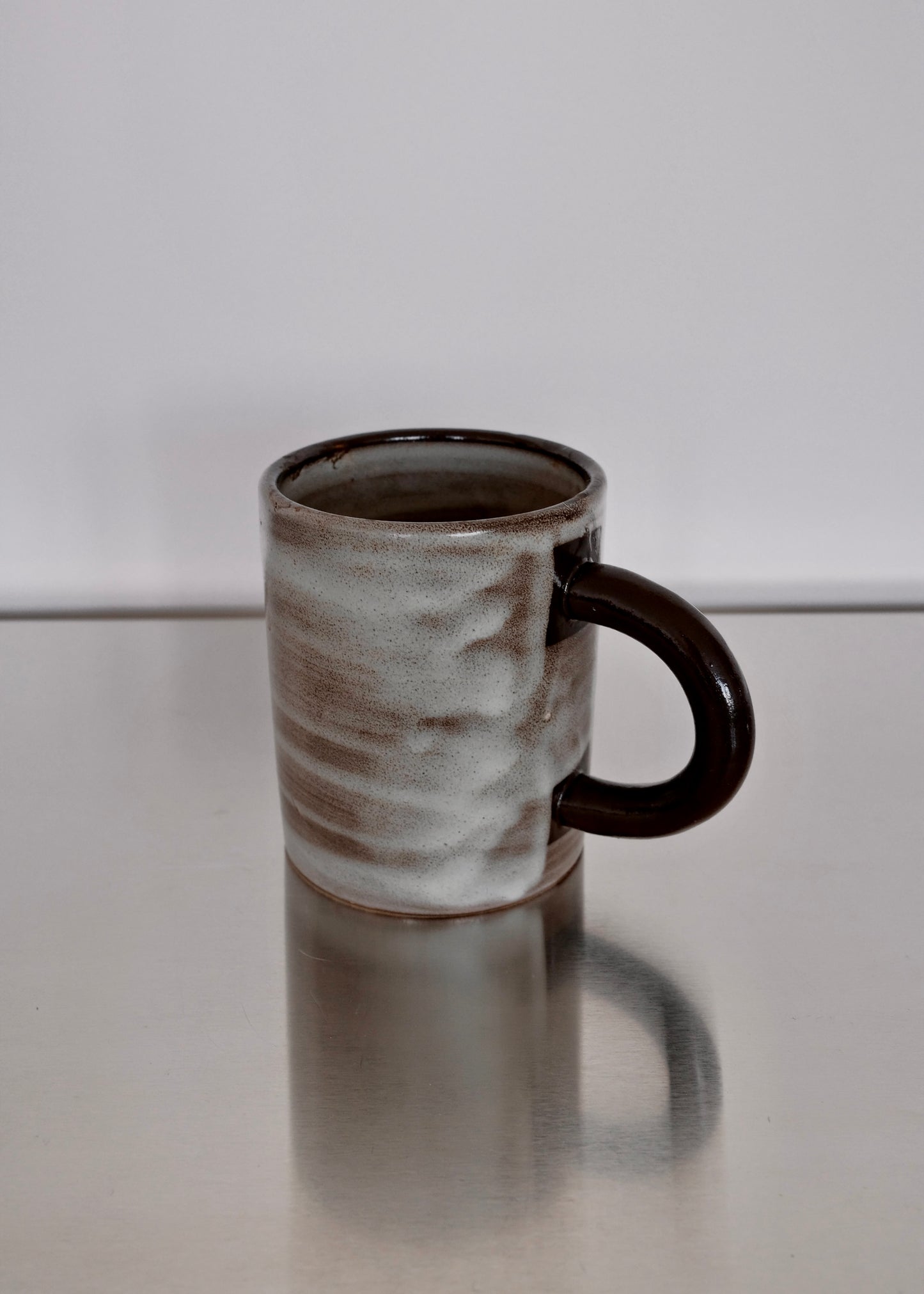 tasse en grès zébré marron