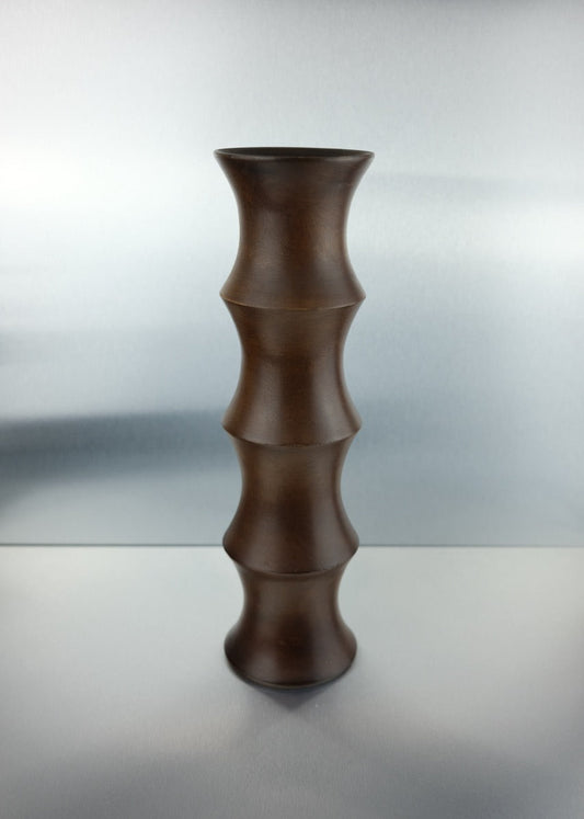 vase en bois massif foncé