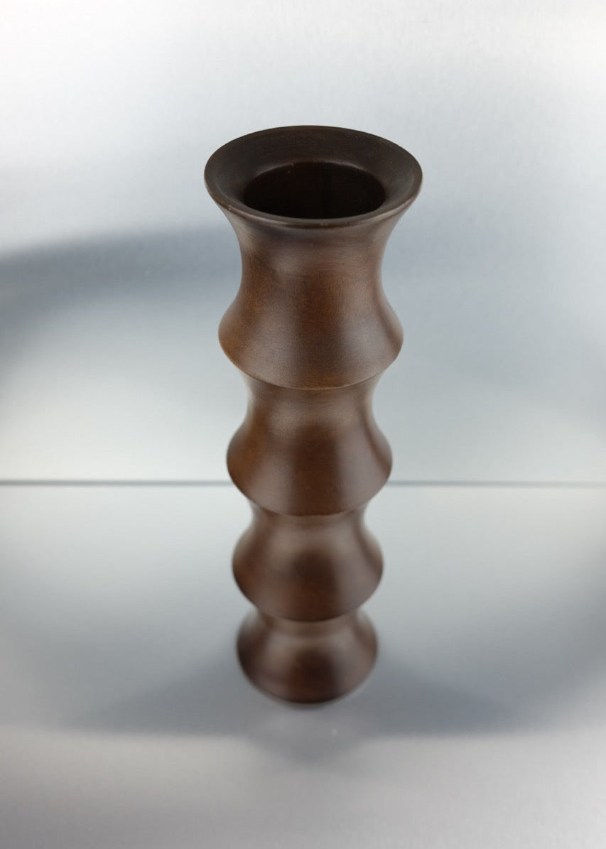 vase en bois massif foncé