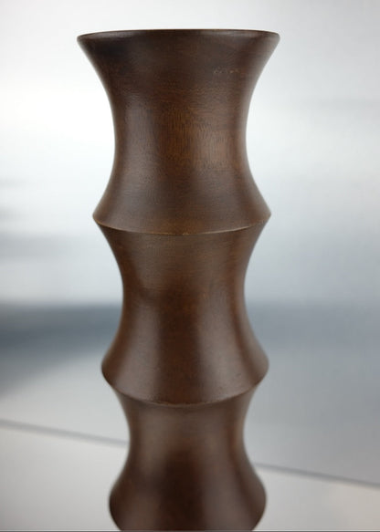 vase en bois massif foncé
