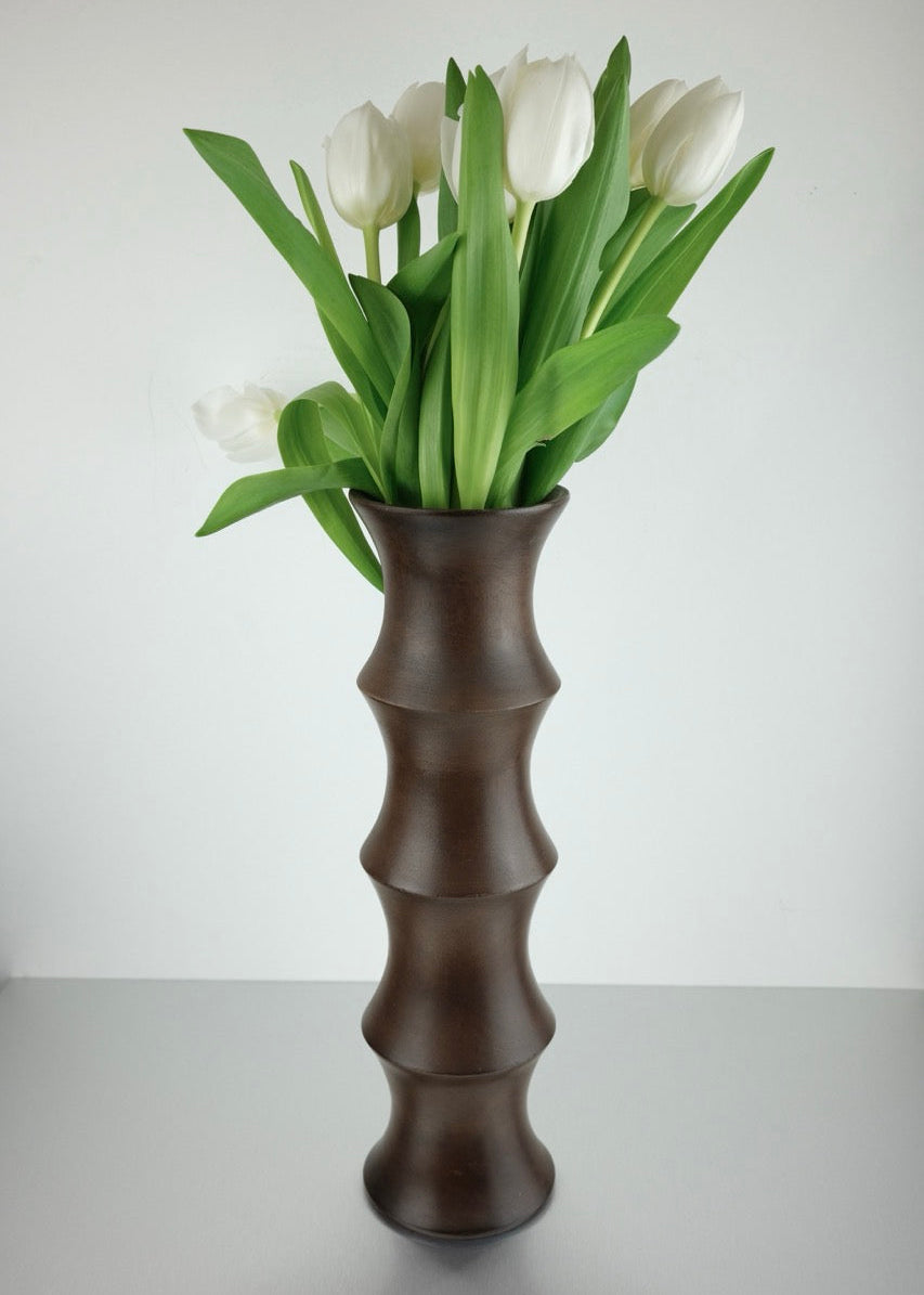 vase en bois massif foncé