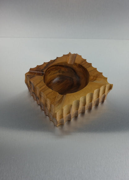 cendrier en bois au design brutaliste