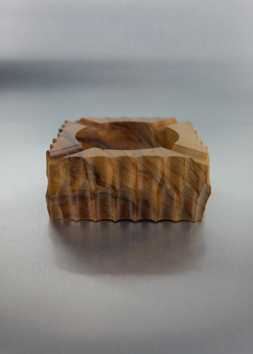 cendrier en bois au design brutaliste