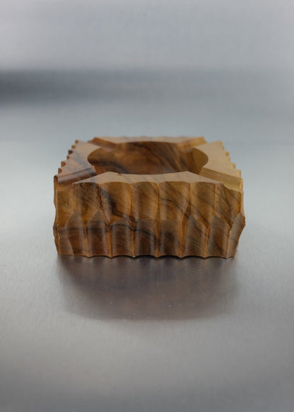 cendrier en bois au design brutaliste