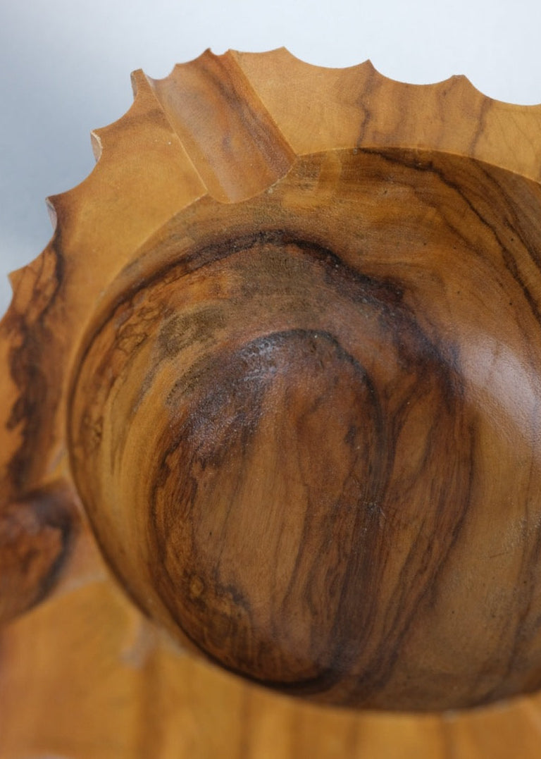 cendrier en bois au design brutaliste