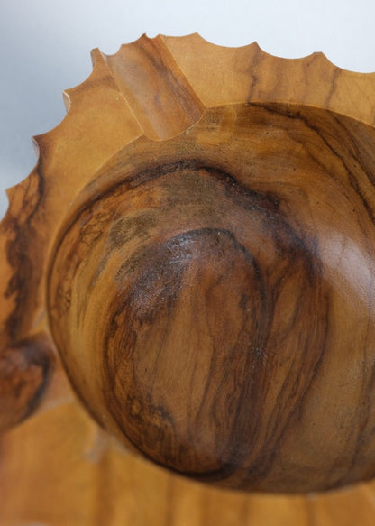 cendrier en bois au design brutaliste