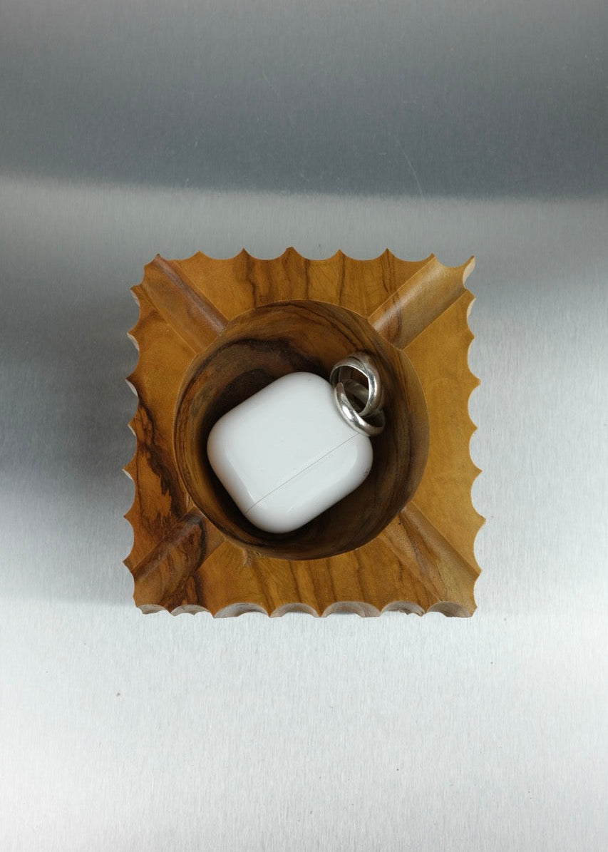 cendrier en bois au design brutaliste