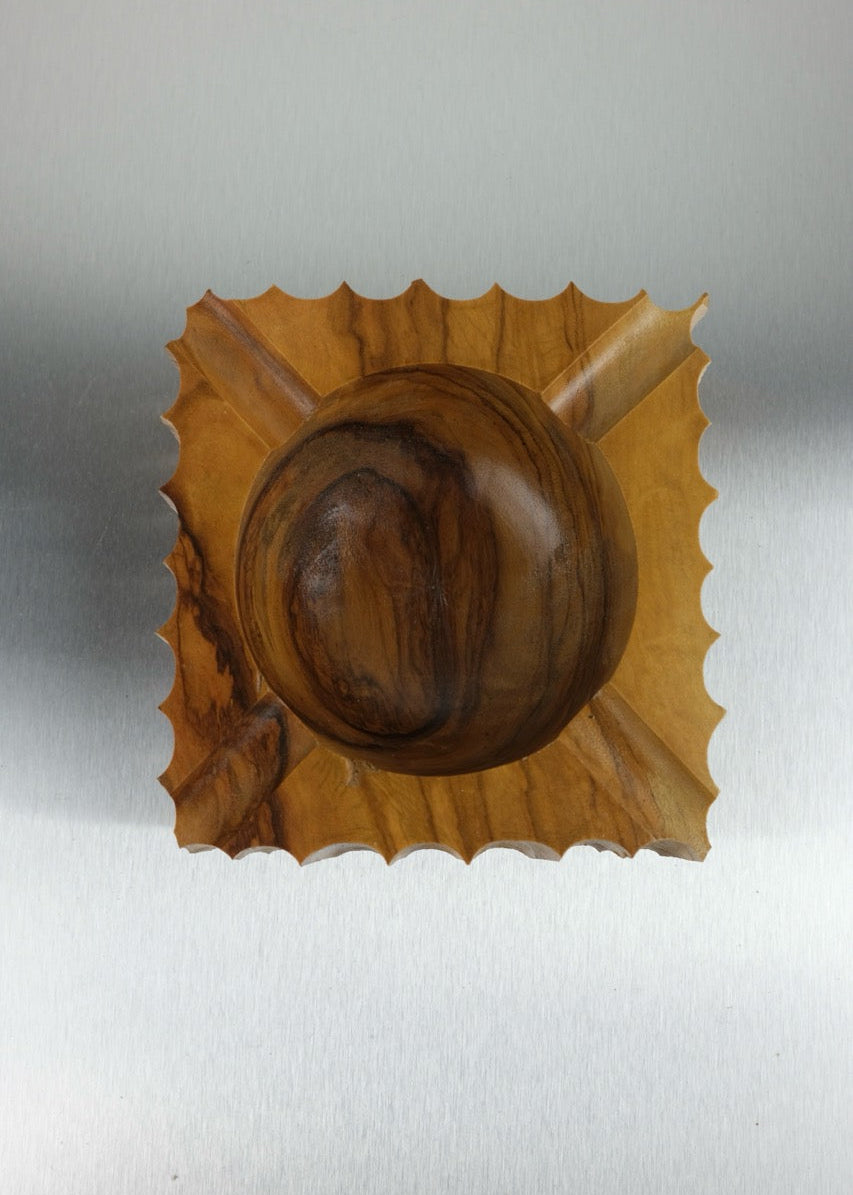 cendrier en bois au design brutaliste