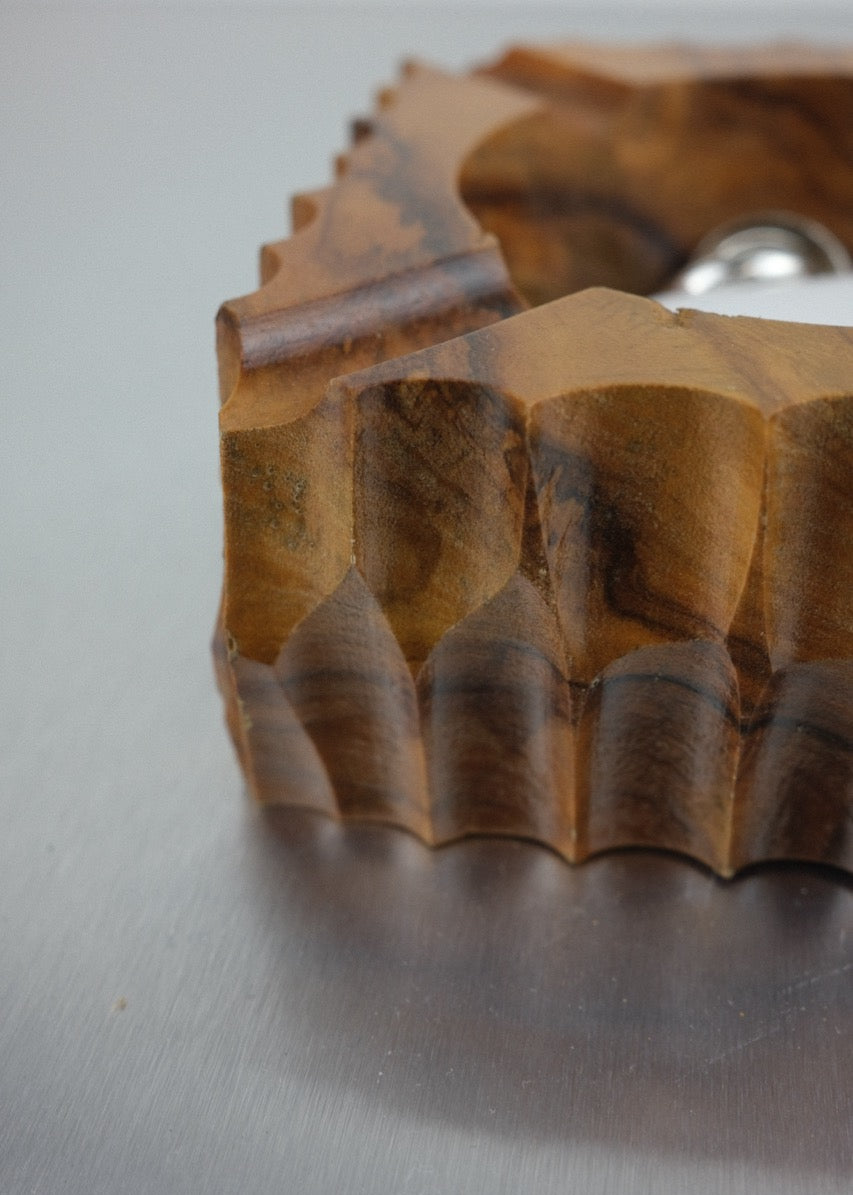 cendrier en bois au design brutaliste