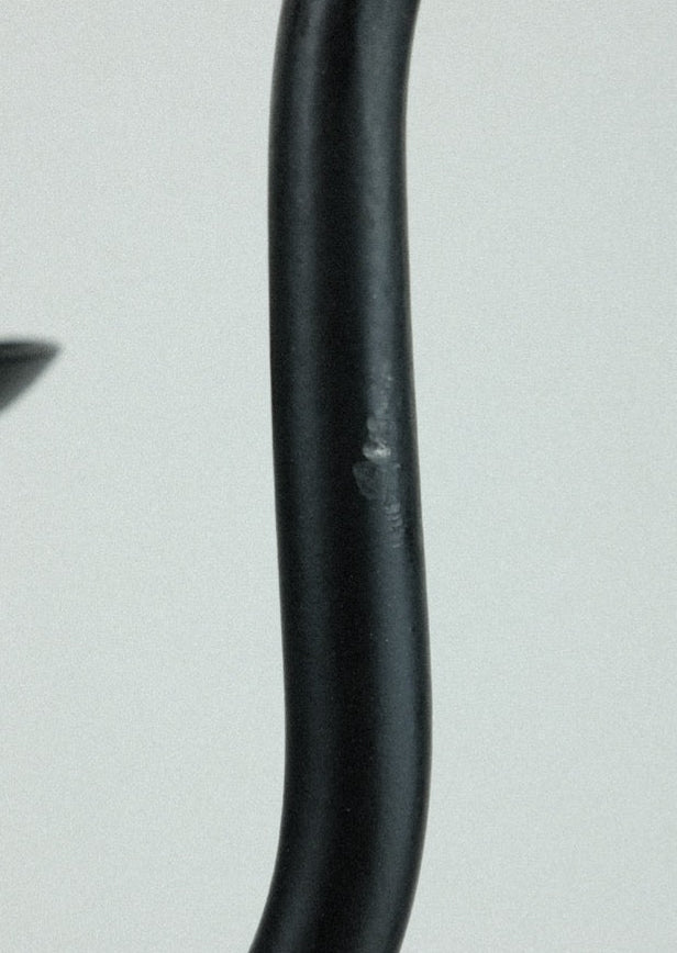 chandelier brutaliste en fer noir