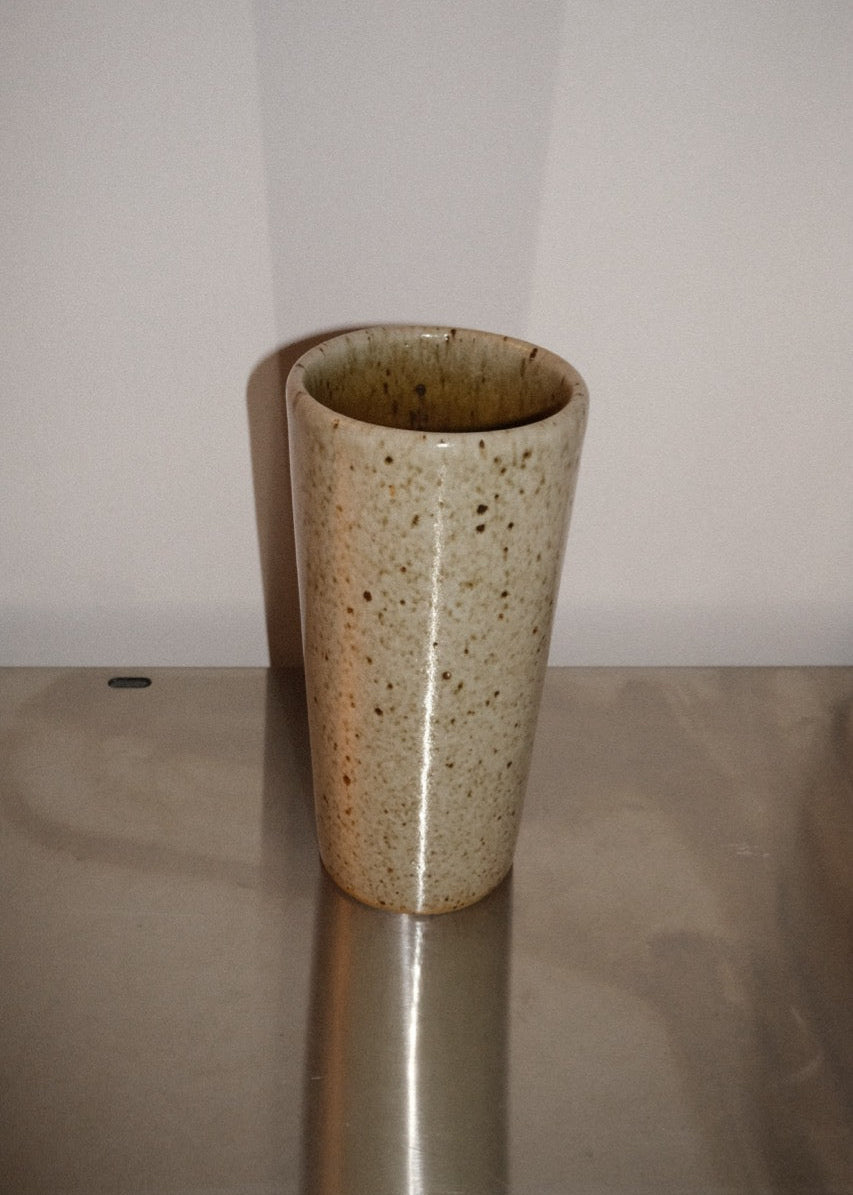 gobelet vintage en grès moucheté
