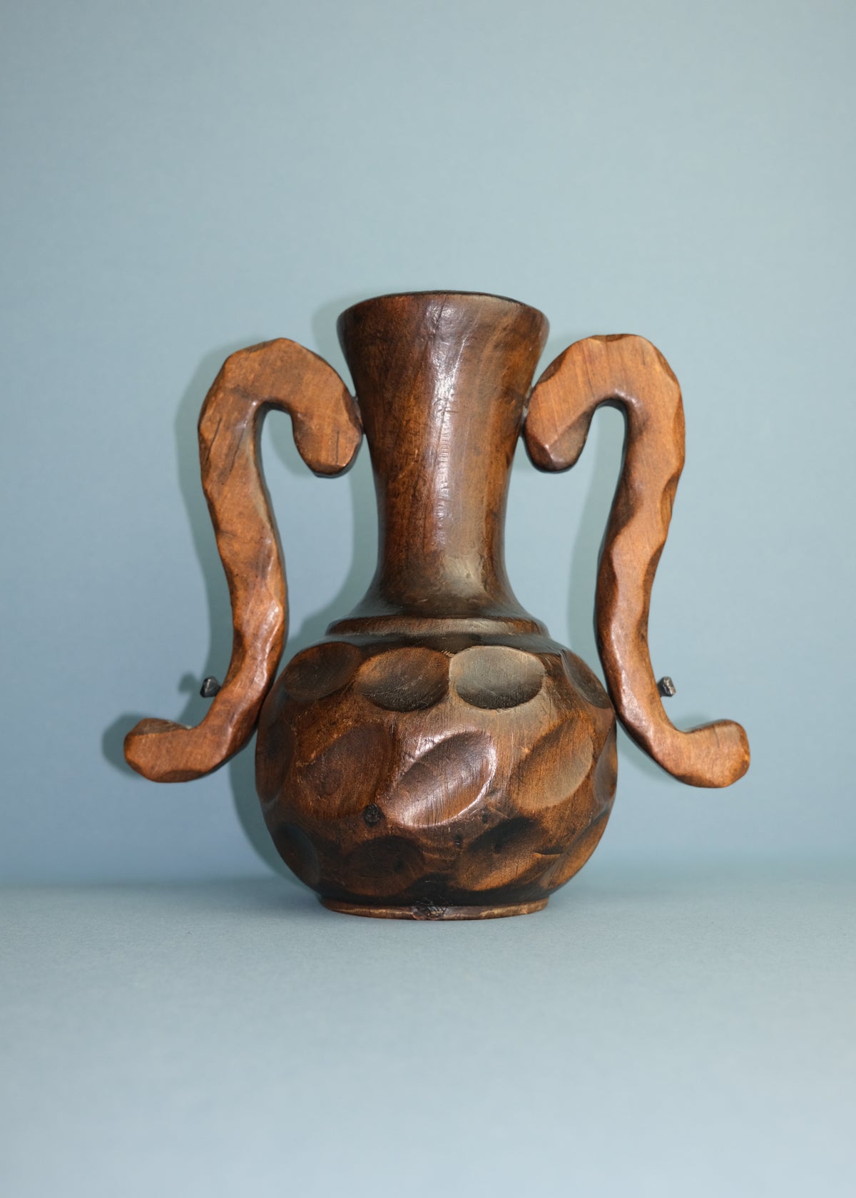 vase en bois sculpté