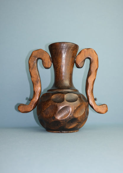 vase en bois sculpté