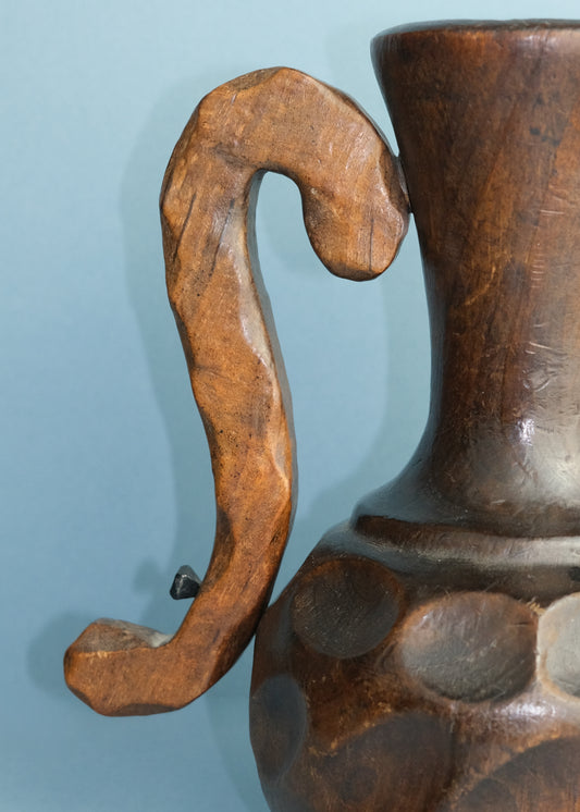 vase en bois sculpté