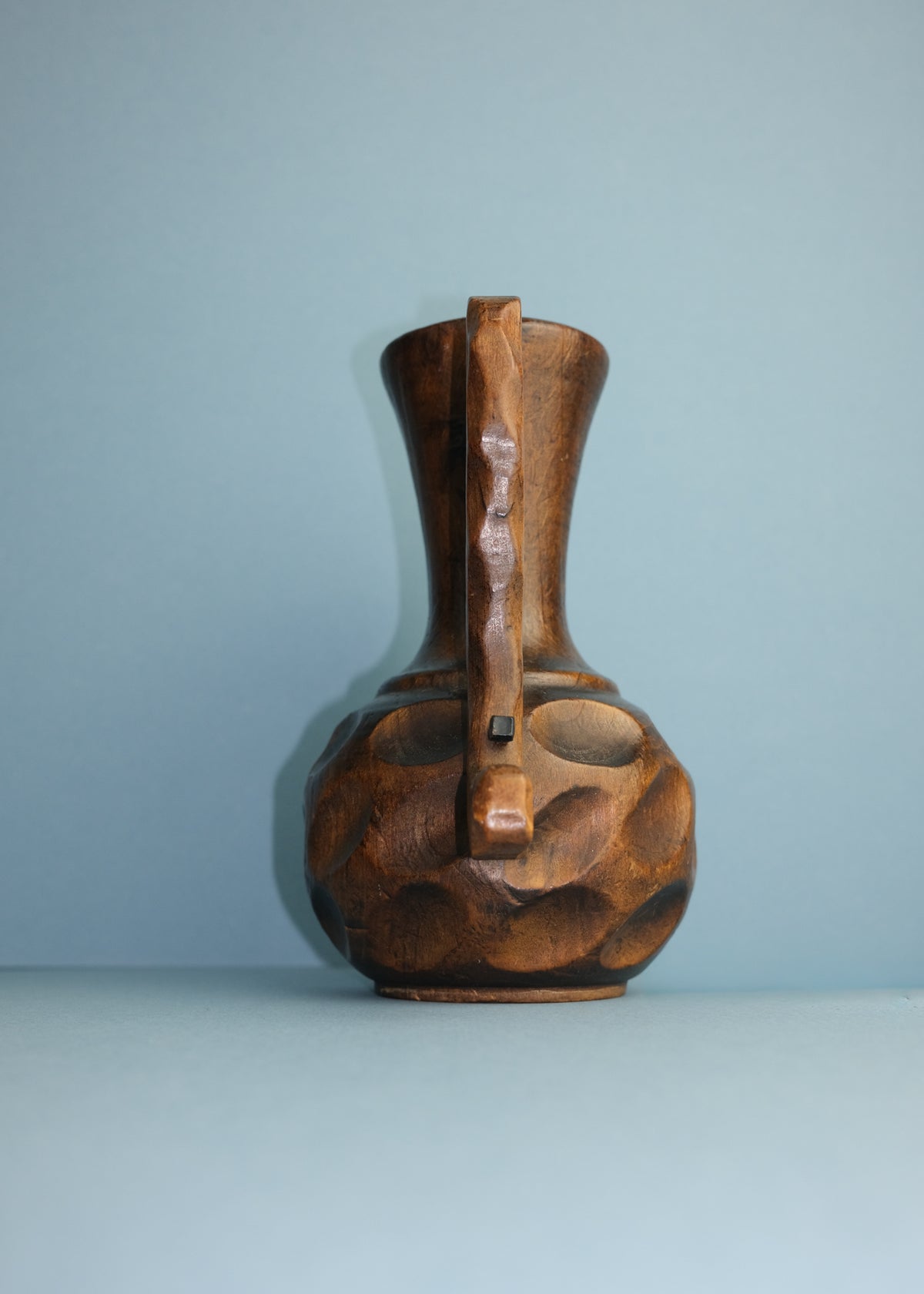vase en bois sculpté