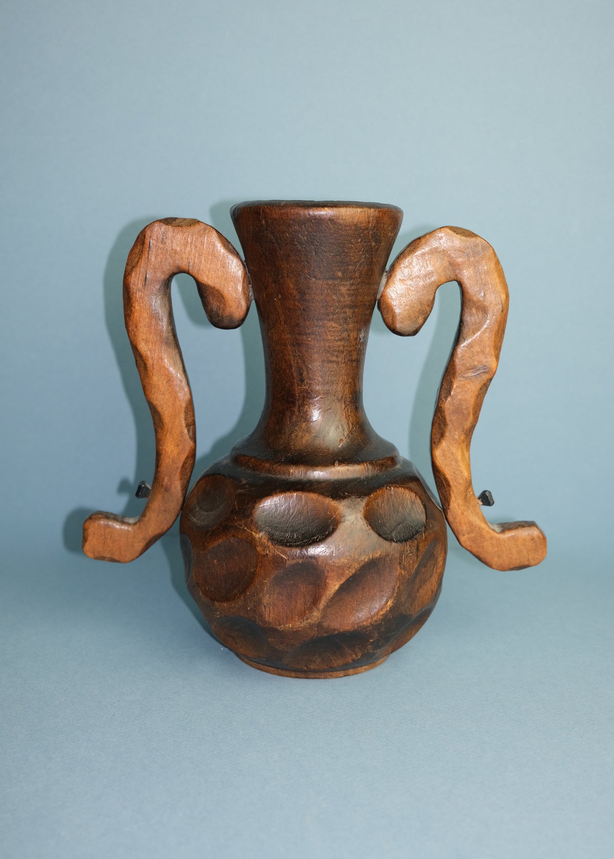 vase en bois sculpté