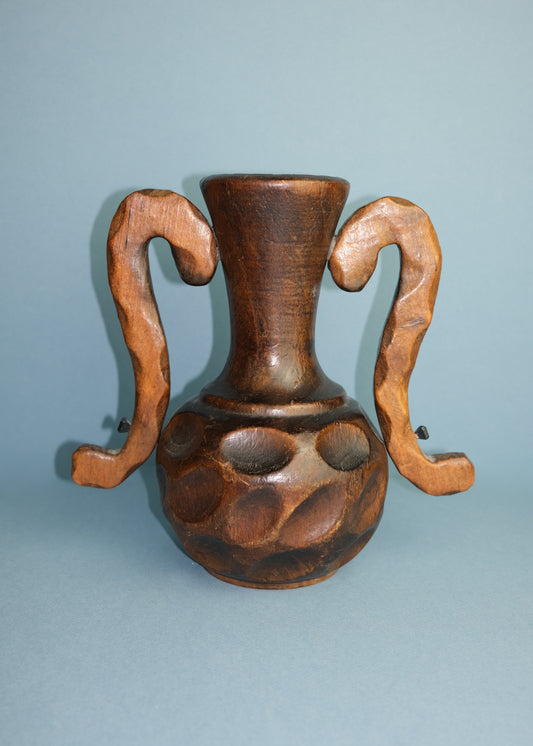 vase en bois sculpté